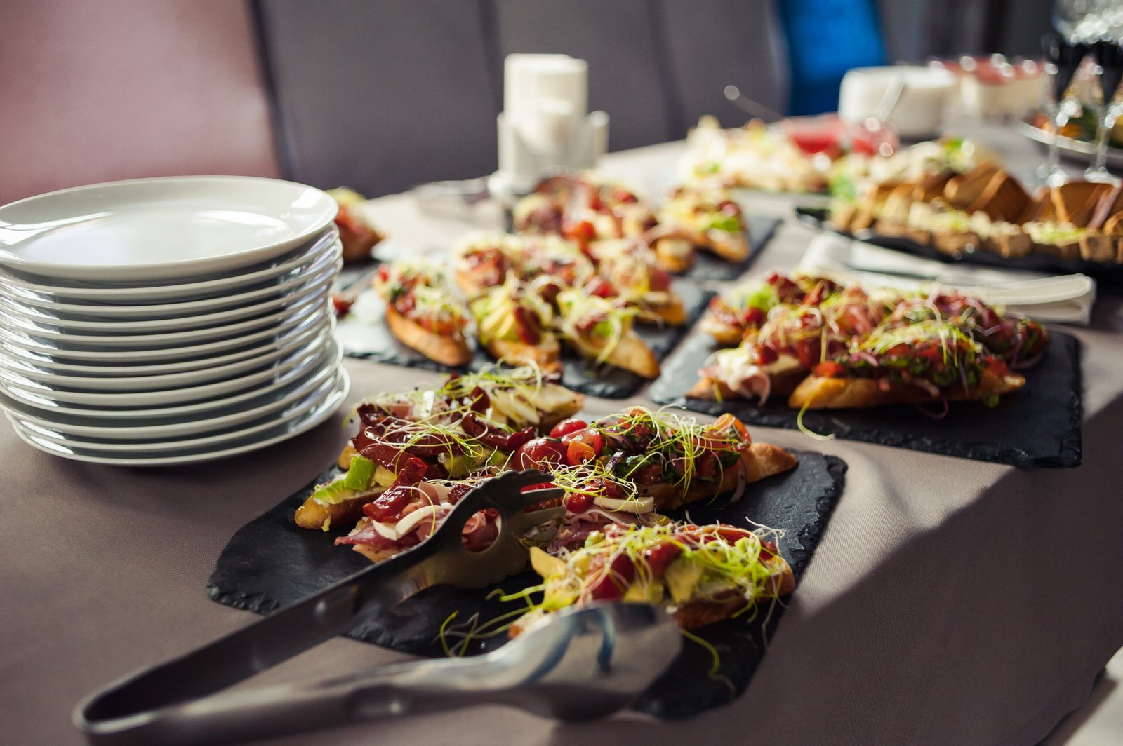 mesa-festiva-con-cocina-europea